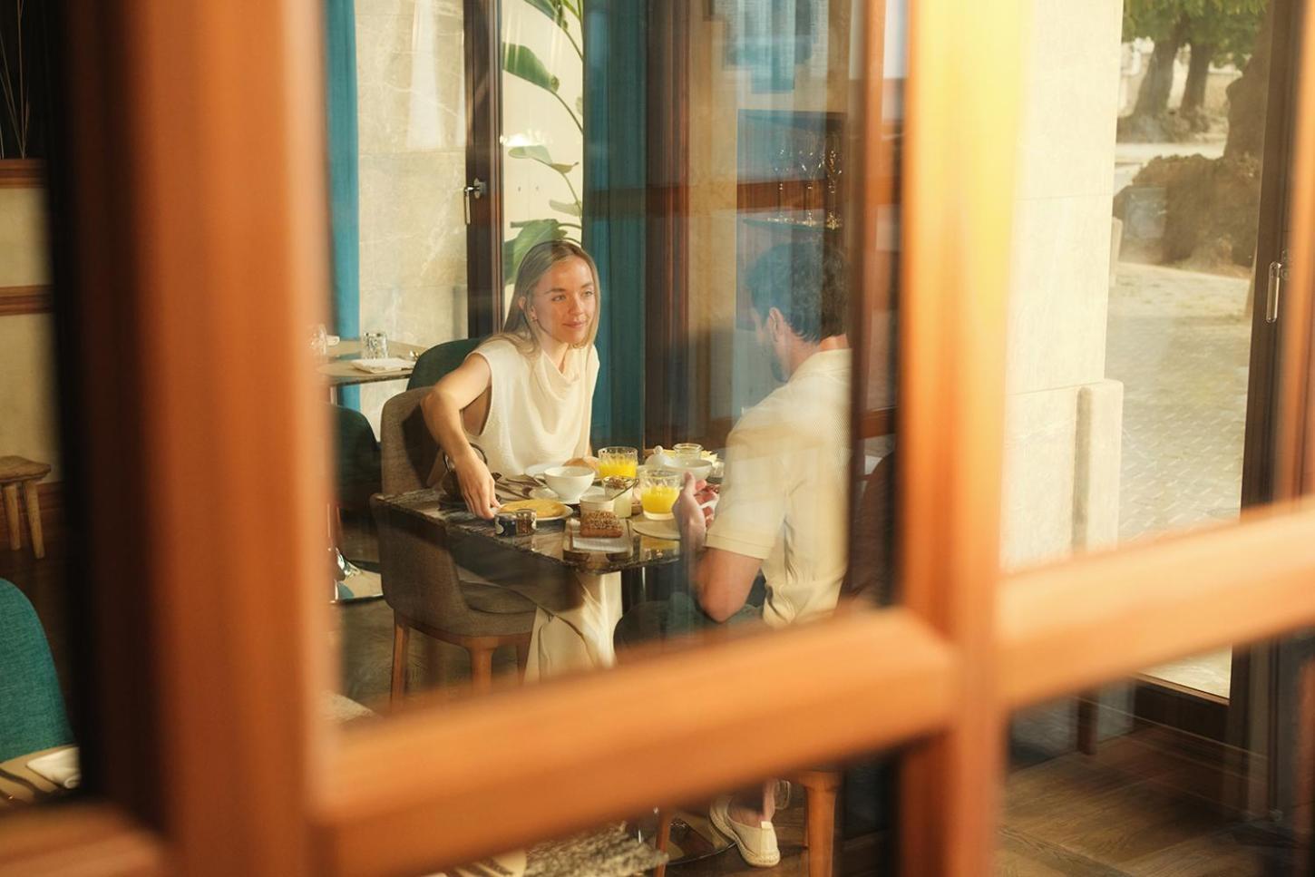El Llorenc Parc De La Mar - Adults Only Palma de Mallorca Exterior foto A woman eating at a restaurant in Tbilisi